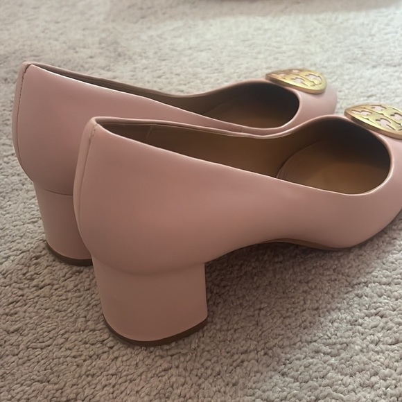 Tory Burch Benton Pumps in Shell Pink with Gold Logo - Picture 2 of 16